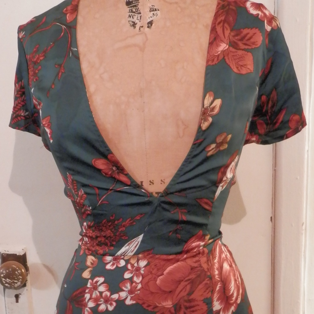 S/SLEEVE FRONT DEEP V-NECK, OPEN BACK NECKLINE W/CRISSCROSS STRAPS MINI DRESS